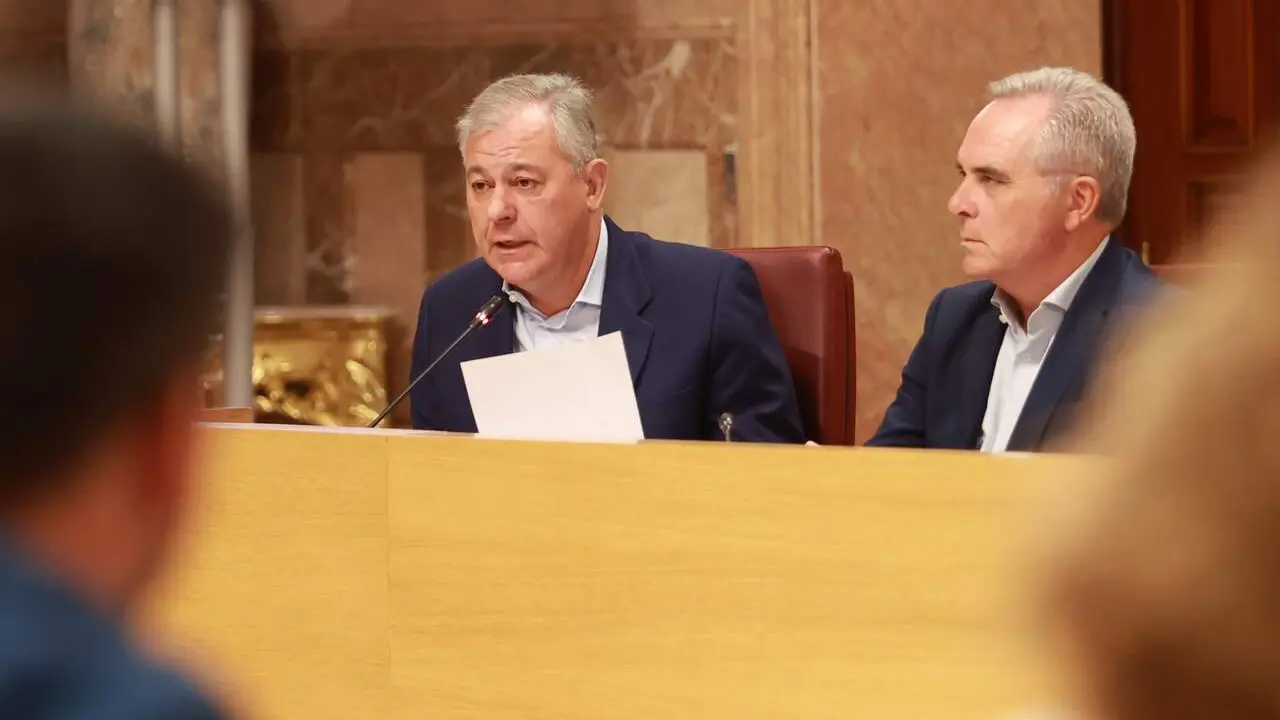  El alcalde de Sevilla, Jos&eacute; Luis Sanz, durante su intervenci&oacute;n en el pleno sobre el debate de la ciudad. | EP 