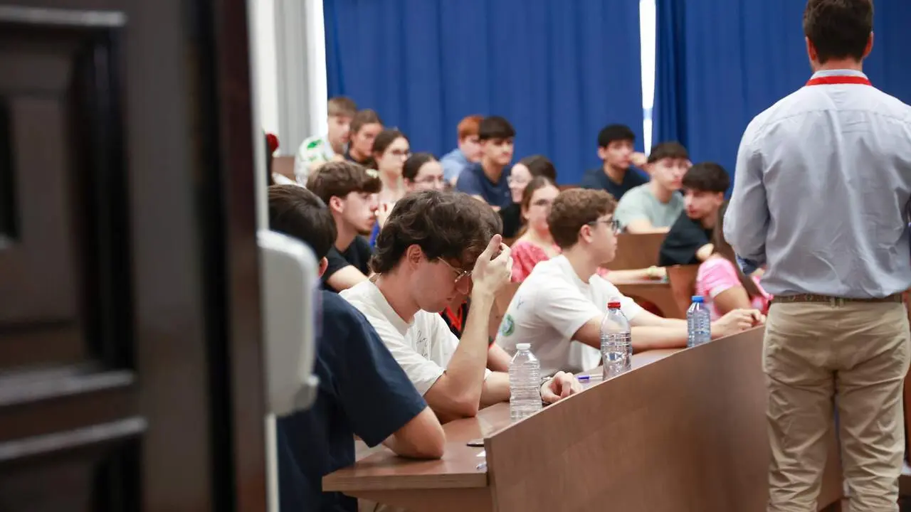  Estudiantes se examinan de la PAU en una de las sedes de la US, en una foto de archivo | E.P. 