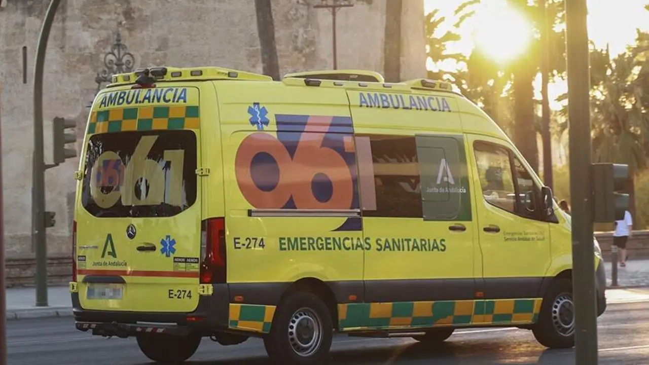  Archivo - Ambulancia de 061 en Sevilla - ROC&Iacute;O RUZ / EUROPA PRESS 