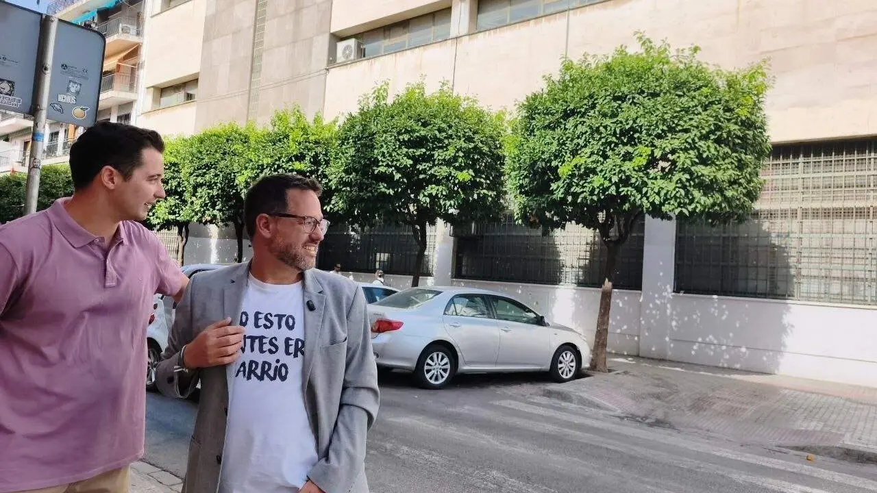  El portavoz de Adelante Andaluc&iacute;a, Jos&eacute; Ignacio Garc&iacute;a, junto al parlamentario, Javier Montes, en un edificio adquirido en Sevilla por un fondo de inversi&oacute;n para apartamentos tur&iacute;sticos |&nbsp;ADELANTE ANDALUC&Iacute;A 