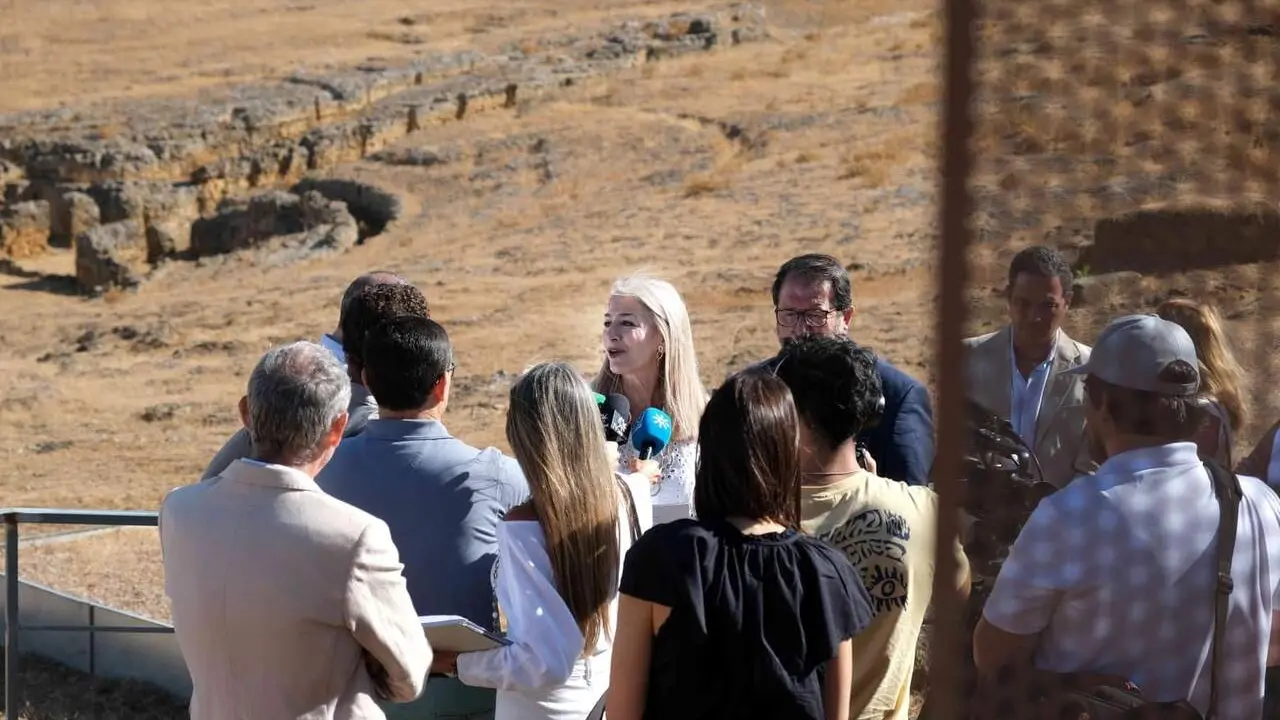  La consejera de Cultura de la Junta de Andaluc&iacute;a, Patricia del Pozo, en una visita a la Tumba de Servilia, en Carmona (Sevilla) |&nbsp;CONSEJER&Iacute;A DE CULTURA Y DEPORTE 