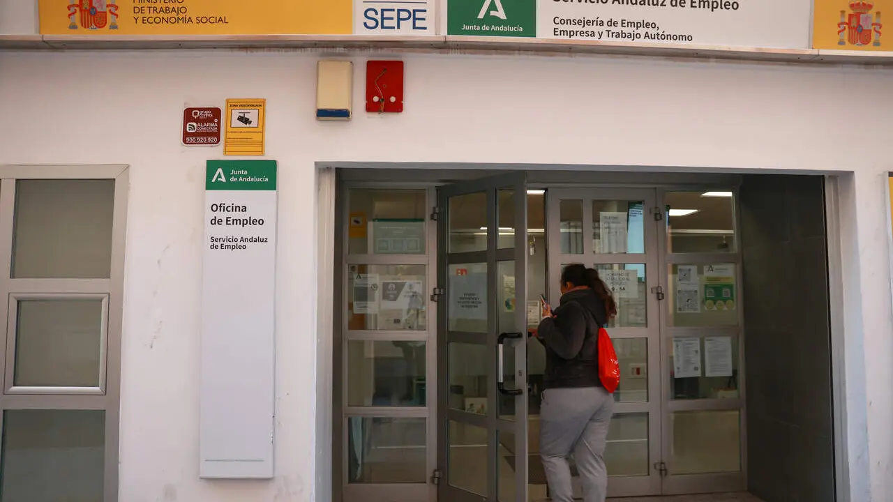  Archivo - Una mujer accede a una oficina del Servicio Andaluz de Empleo en una foto de archivo |&nbsp;E.P. 