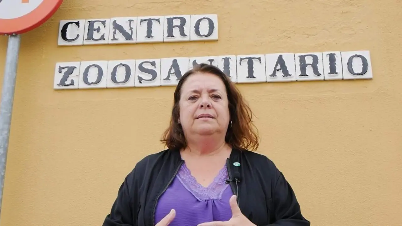  La concejal socialista Encarnaci&oacute;n Aguilar en el zoosanitario de Sevilla. | EP 