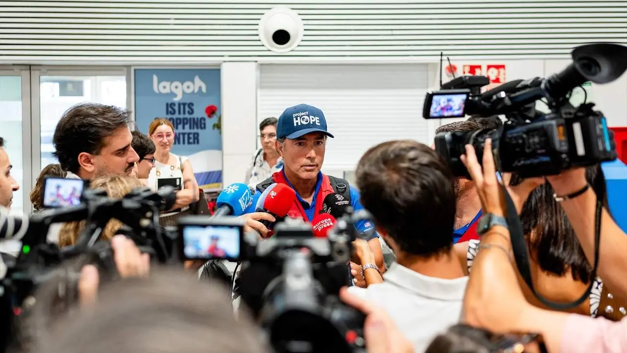  El presidente fundador de Fundaci&oacute;n SAMU atiende a los medios en el aeropuerto tras nueve d&iacute;as de trabajo en Venezuela para auxiliar a las v&iacute;ctimas de los terremotos | SAMU 