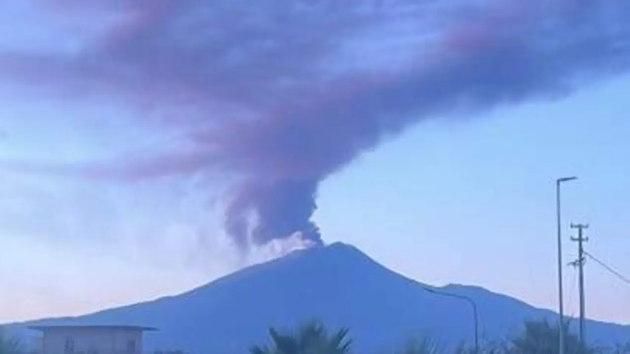  Imagen de la erupci&oacute;n del Etna, desde Catania. 