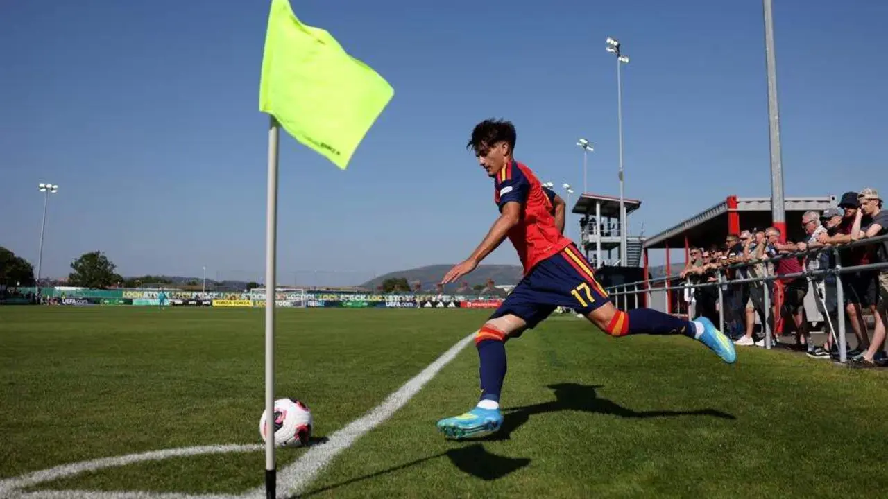  Jos&eacute; Antonio Morante lanza un saque de esquina contra Croacia. | UEFA 
