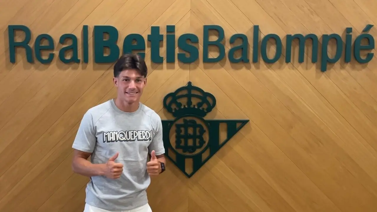  Fran Garc&iacute;a posa como nuevo jugador del Real Betis Balompi&eacute;. | Eloy S&aacute;nchez 
