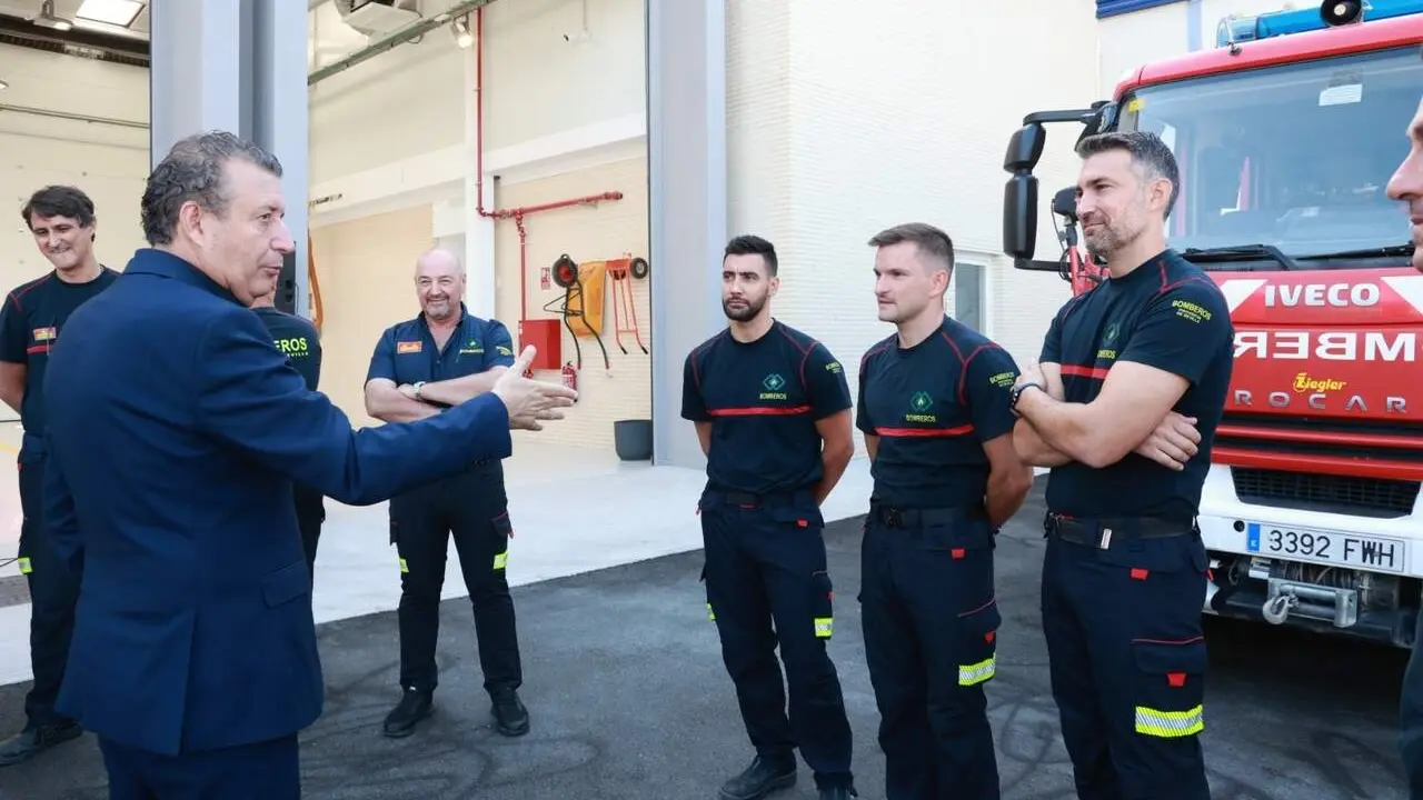  El presidente de la Diputaci&oacute;n de Sevilla, Javier Fern&aacute;ndez, conversa con efectivos del nuevo parque de Bomberos de Mor&oacute;n, inaugurado este 9 de julio |&nbsp;E.P. 