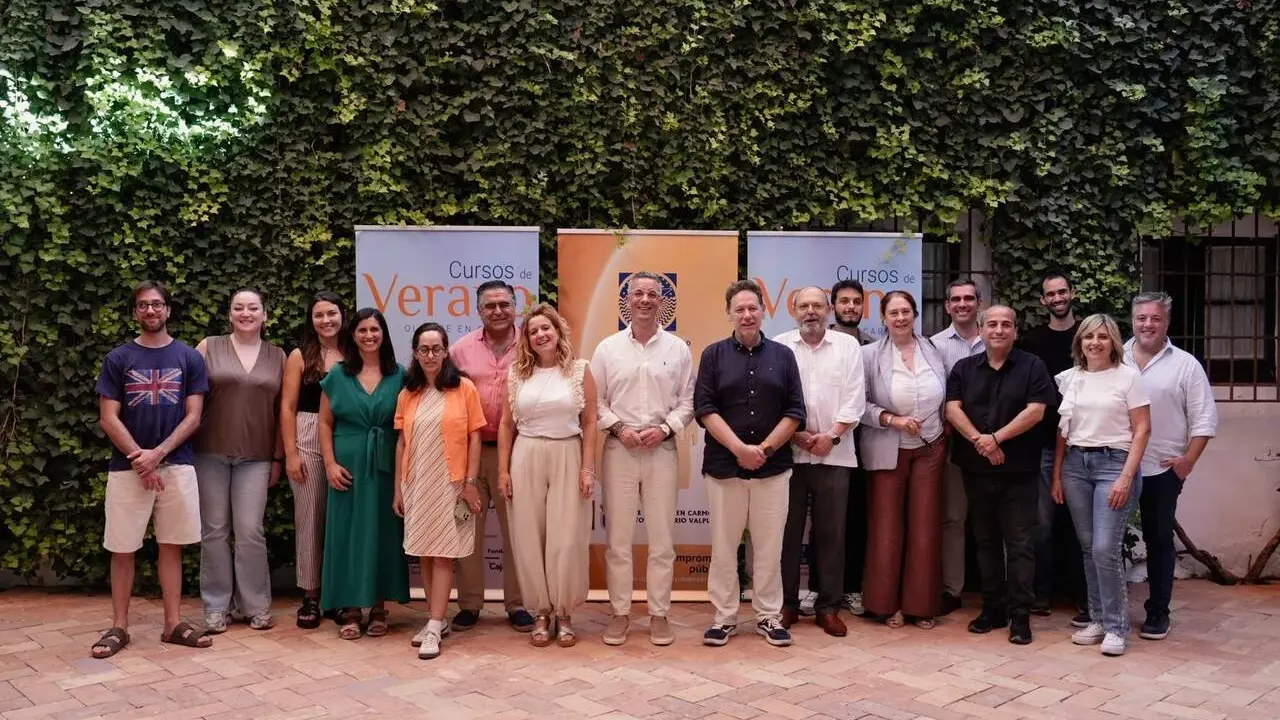  Rodr&iacute;guez Hans, en el centro, en la foto de familia tras la clausura del curso de verano sobre estrategias municipales de la Olavide en Carmona |&nbsp;AYTO. DE SEVILLA 