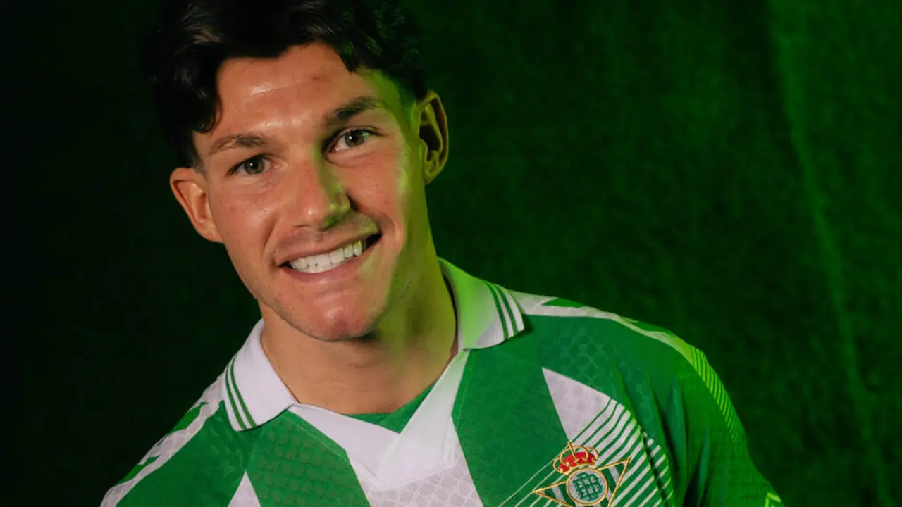  Fran Garc&iacute;a posa como nuevo jugador del Real Betis Balompi&eacute;. | RBB 