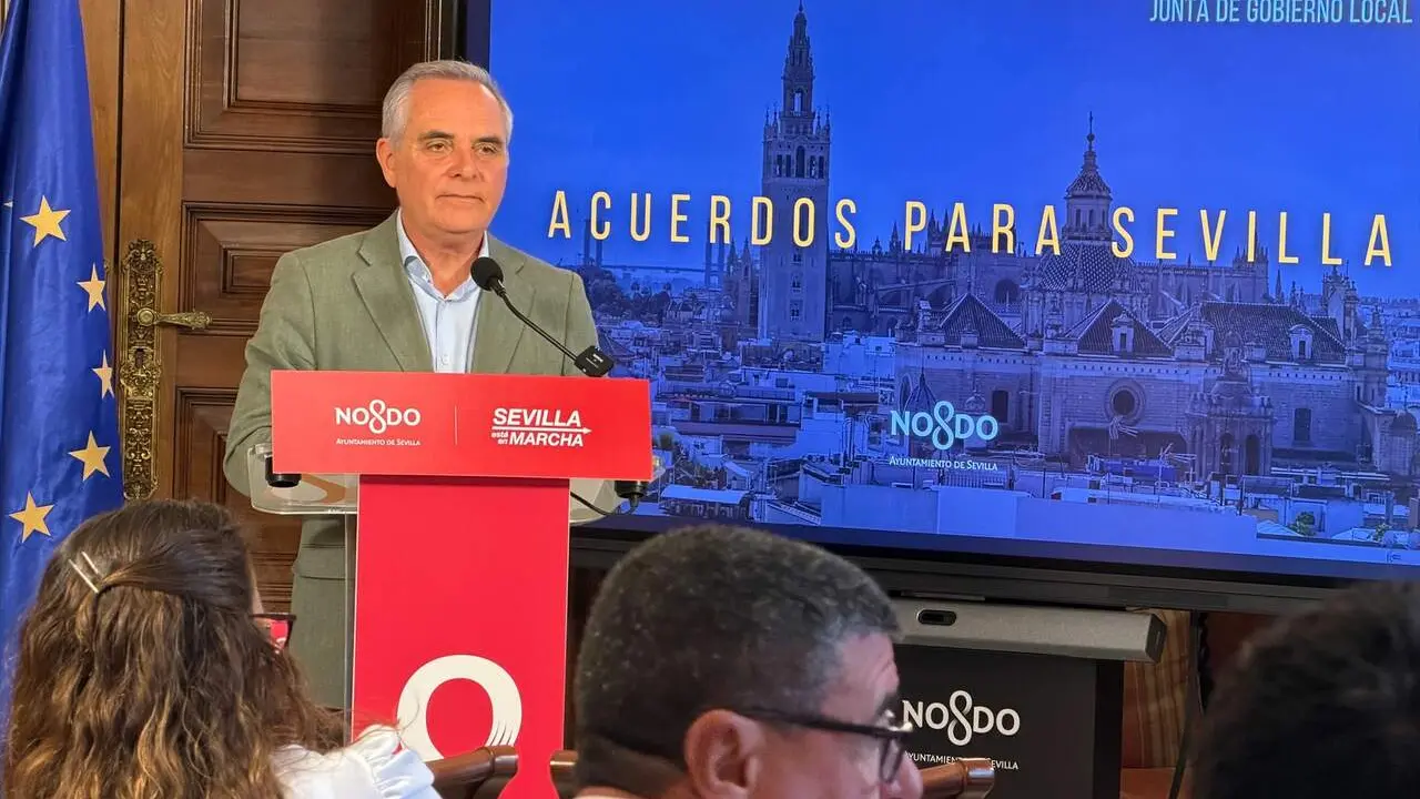  El portavoz del Gobierno local, Juan Bueno, en la rueda de prensa celebrada en el Consistorio. | AYTO 