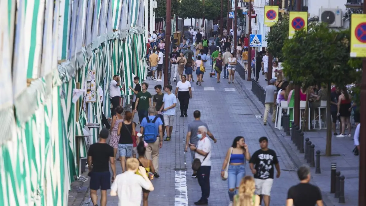  Ambiente de Triana por la Vel&aacute; de Santa Ana. | EP 