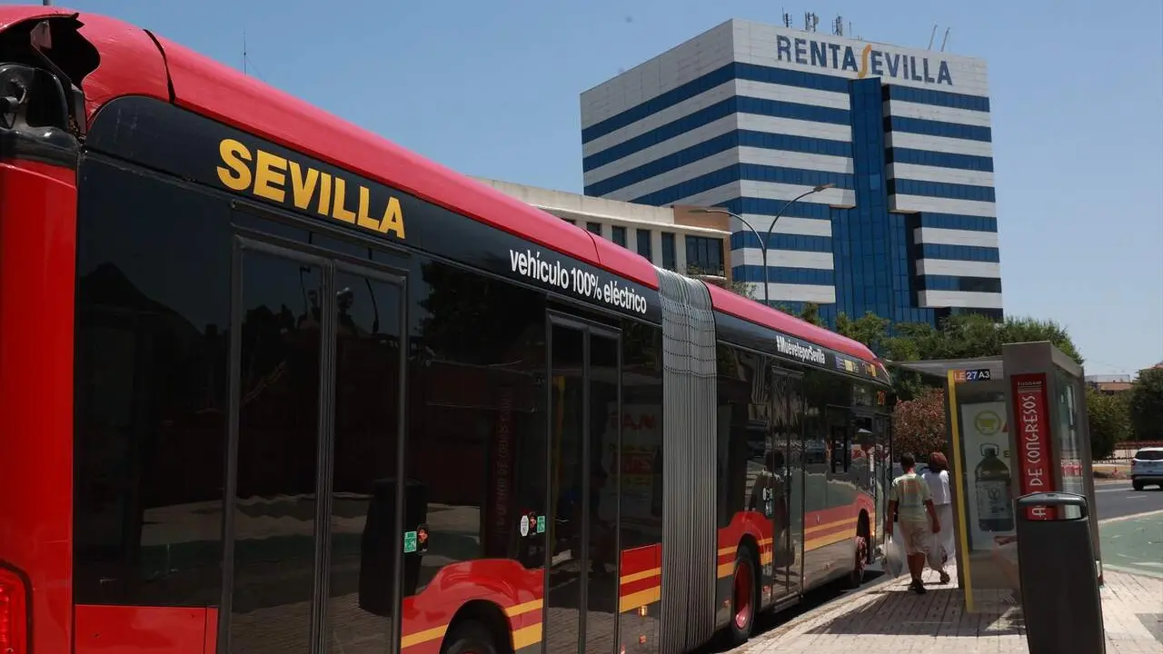  Autob&uacute;s de Tussam en una parada de la capital. | EP 