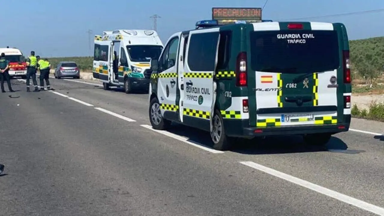  GRAF4928. LEBRIJA (SEVILLA), 06/08/2025.-Un guardia civil alumno en pr&aacute;cticas ha salvado la vida de una mujer, al practicarle un torniquete en la grave lesi&oacute;n que presentaba en una pierna, tras resultar implicada en un accidente de tr&aacute;fico ocurrido en Lebrija (Sevilla), en el que muri&oacute; una persona y por el que ha sido detenida otra.-EFE/ Guardia Civil ***SOLO USO EDITORIAL/SOLO DISPONIBLE PARA ILUSTRAR LA NOTICIA QUE ACOMPA&Ntilde;A (CR&Eacute;DITO OBLIGATORIO)*** 