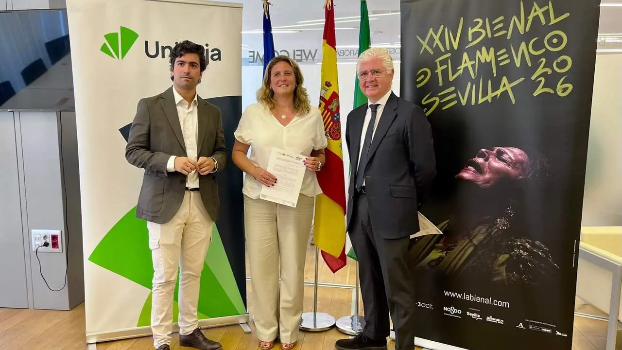  El director territorial de Unicaja en Andaoluc&iacute;a Occidental, Javier Aguilera, la delegada de Turismo y Cultura del Ayuntamiento de Sevilla, Angie Moreno, y el direcor de la Bienal de Flamenco, Luis Ybarra | AYUNTAMIENTO DE SEVILLA 