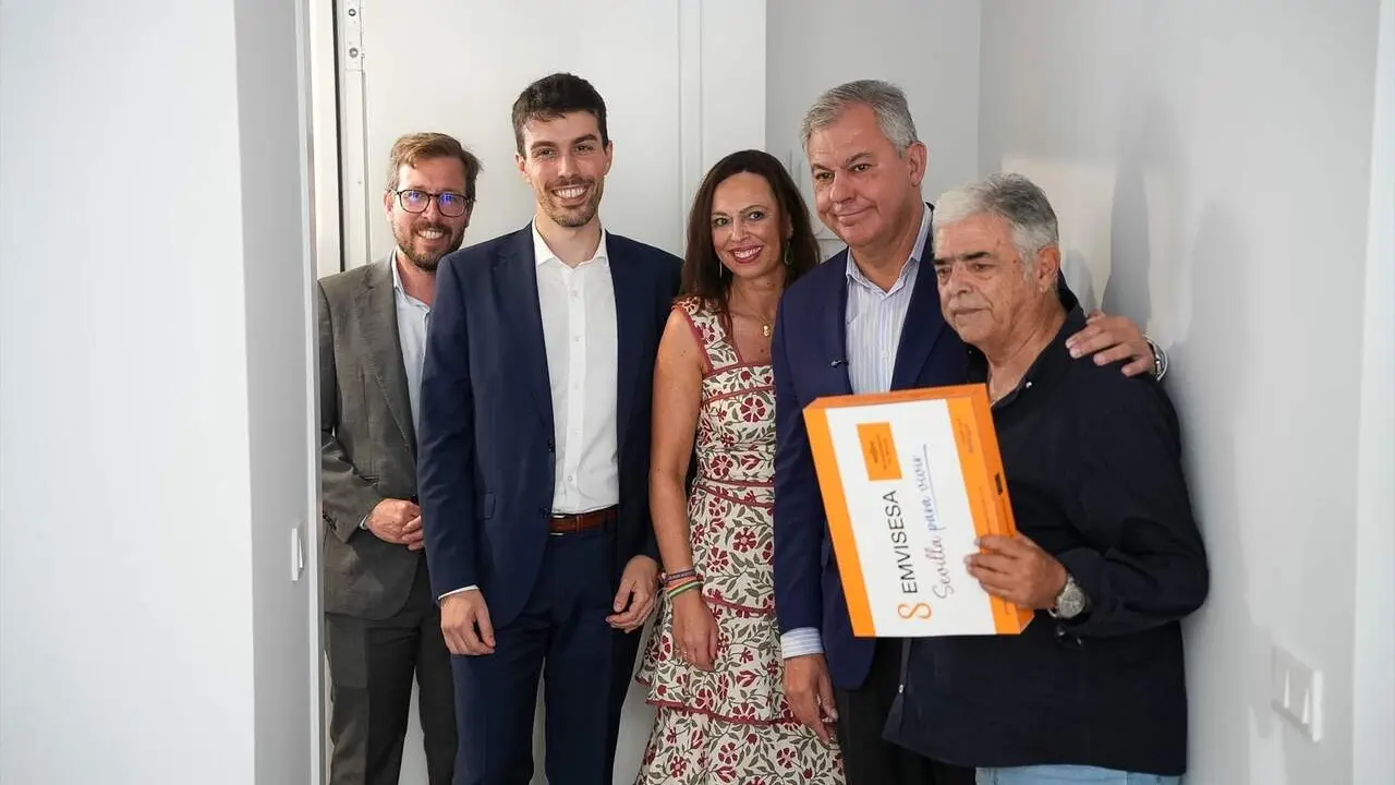  Representantes del Gobierno de Espa&ntilde;a, Junta de Andaluc&iacute;a y Ayuntamiento de Sevilla con uno de los vecinos de los que han recibido las llaves del nuevo Residencial Puerta Real |&nbsp;AYTO. DE SEVILLA 