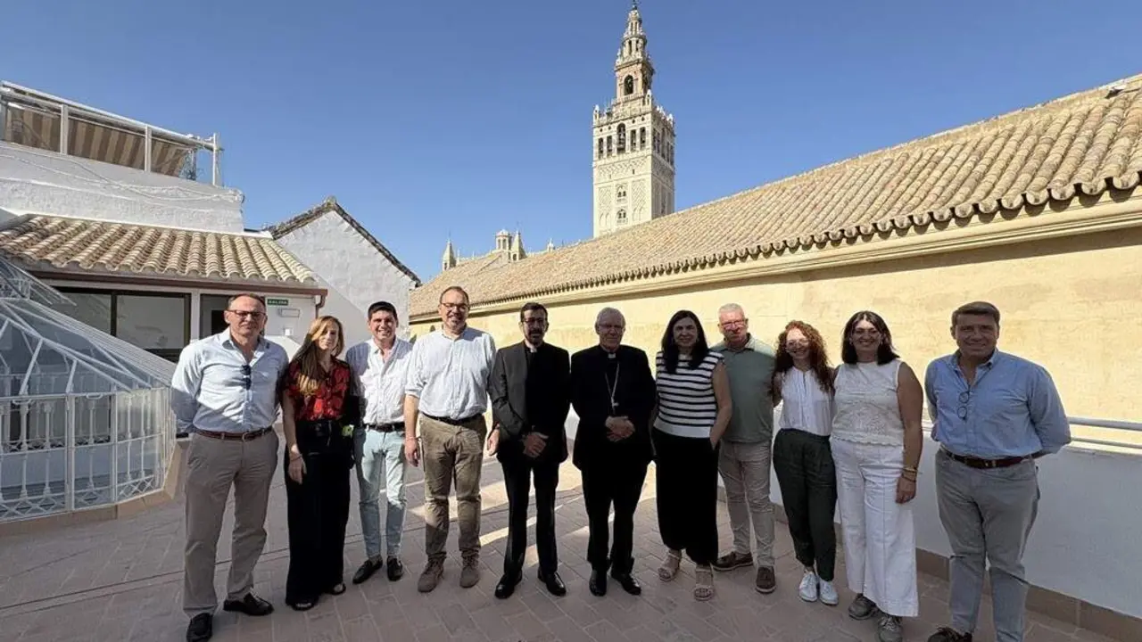  El arzobispo de Sevilla, en el centro, visita las obras del centro de noche Saiz Meneses para personas sin hogar, ubicado en la calle Don Remondo |&nbsp;ARCHIDI&Oacute;CESIS DE SEVILLA 
