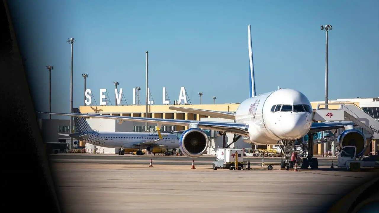  Vista de la terminal desde las pistas del aer&oacute;dromo. | EP 