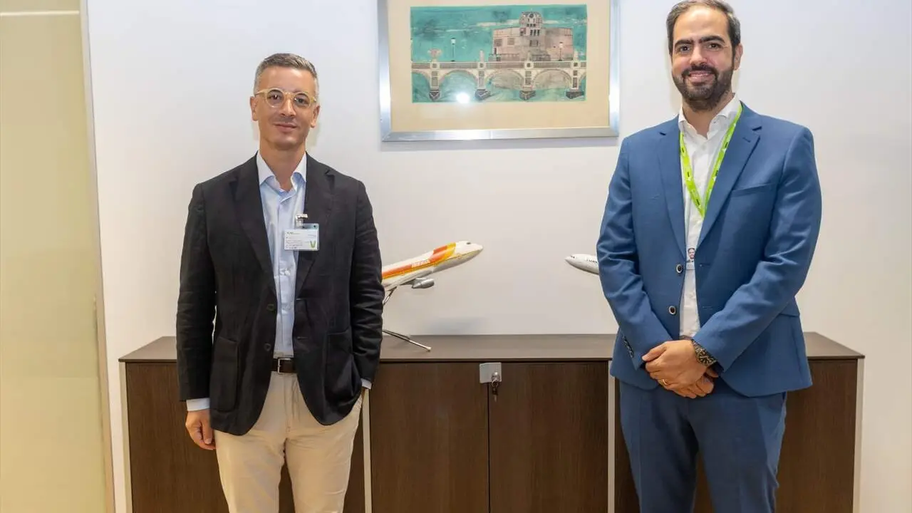  El vicepresidente de Prodetur y el director del aeropuerto de Sevilla. | DIPUTACI&Oacute;N DE SEVILLA 