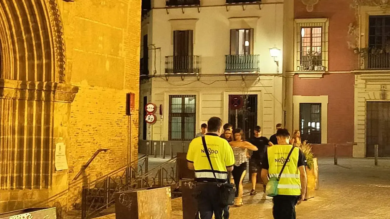  Una pareja de agentes c&iacute;vicos o serenos transita junto a la Parroquia de San Marcos, en el casco antiguo 