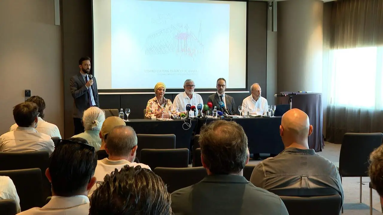  Responsables de la Fundaci&oacute;n Mezquita, junto al arquitecto Guillermo V&aacute;zquez Consuegra, en la rueda de prensa ofrecida en Torre Sevilla para informar acerca del centro cultural isl&aacute;mico del Pol&iacute;gono Sur | e.p. 