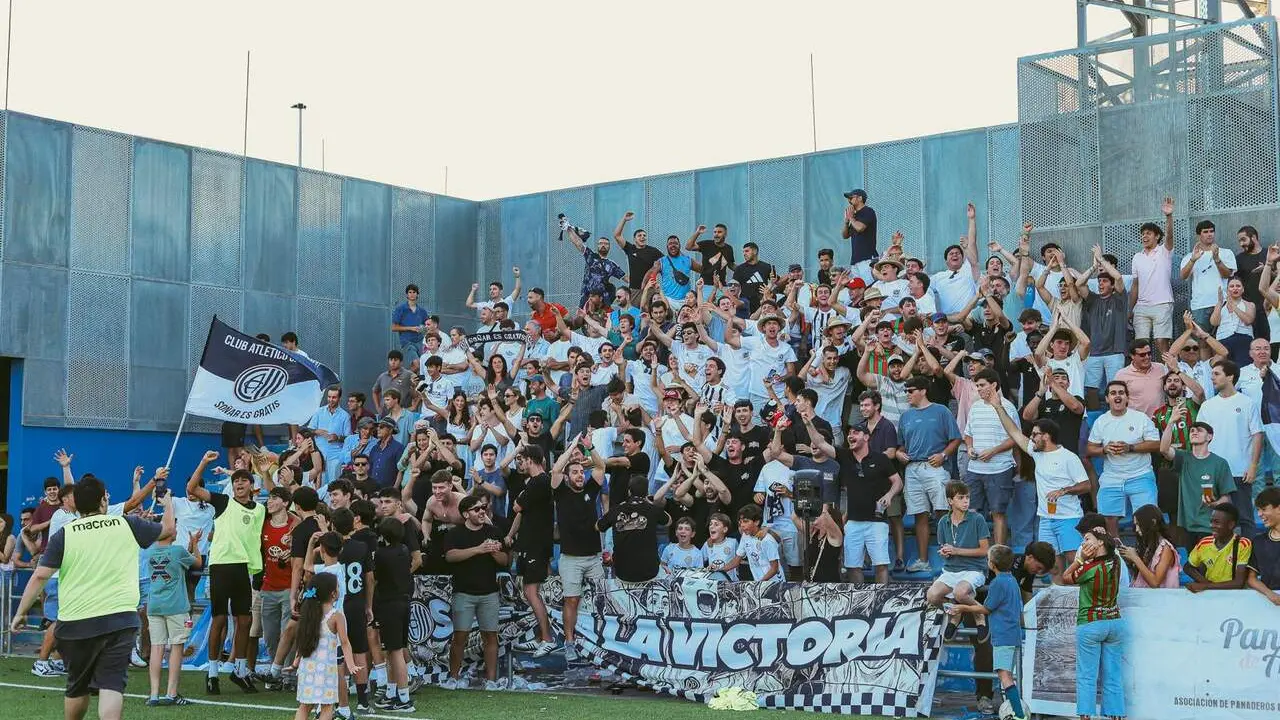  La afici&oacute;n del Club Atl&eacute;tico Central anima durante un partido. | CAC 