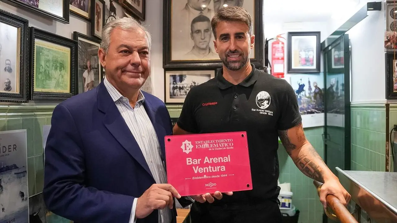  El alcalde  entregando la placa de establecimiento emblem&aacute;tico de la ciudad al responsable del Bar Ventura. | AYTO 