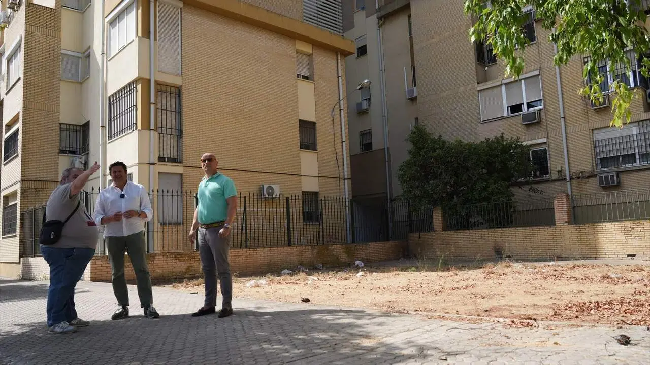  El portavoz adjunto del Grupo Municipal Vox, Fernando Rodr&iacute;guez Galisteo, en una visita a la calle Piel de Toro. | Vox 