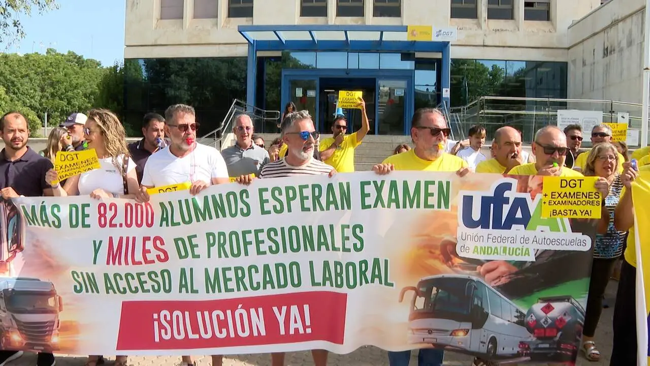  Protesta del sector de las autoescuelas a las puertas de la Jefatura Provincial de Tr&aacute;fico por la falta de ex&aacute;menes. | EP 