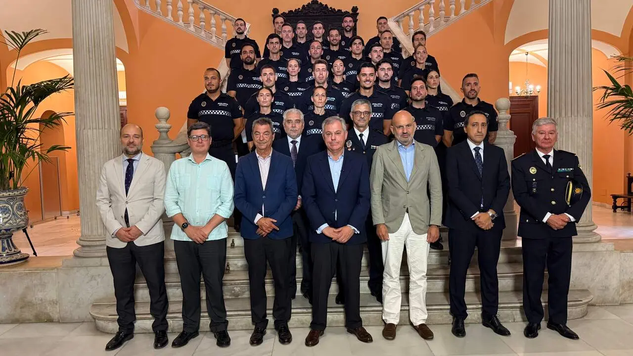  Autoridades y nuevos agentes de la Polic&iacute;a Local tras la toma de posesi&oacute;n. | VIVA Sevilla 
