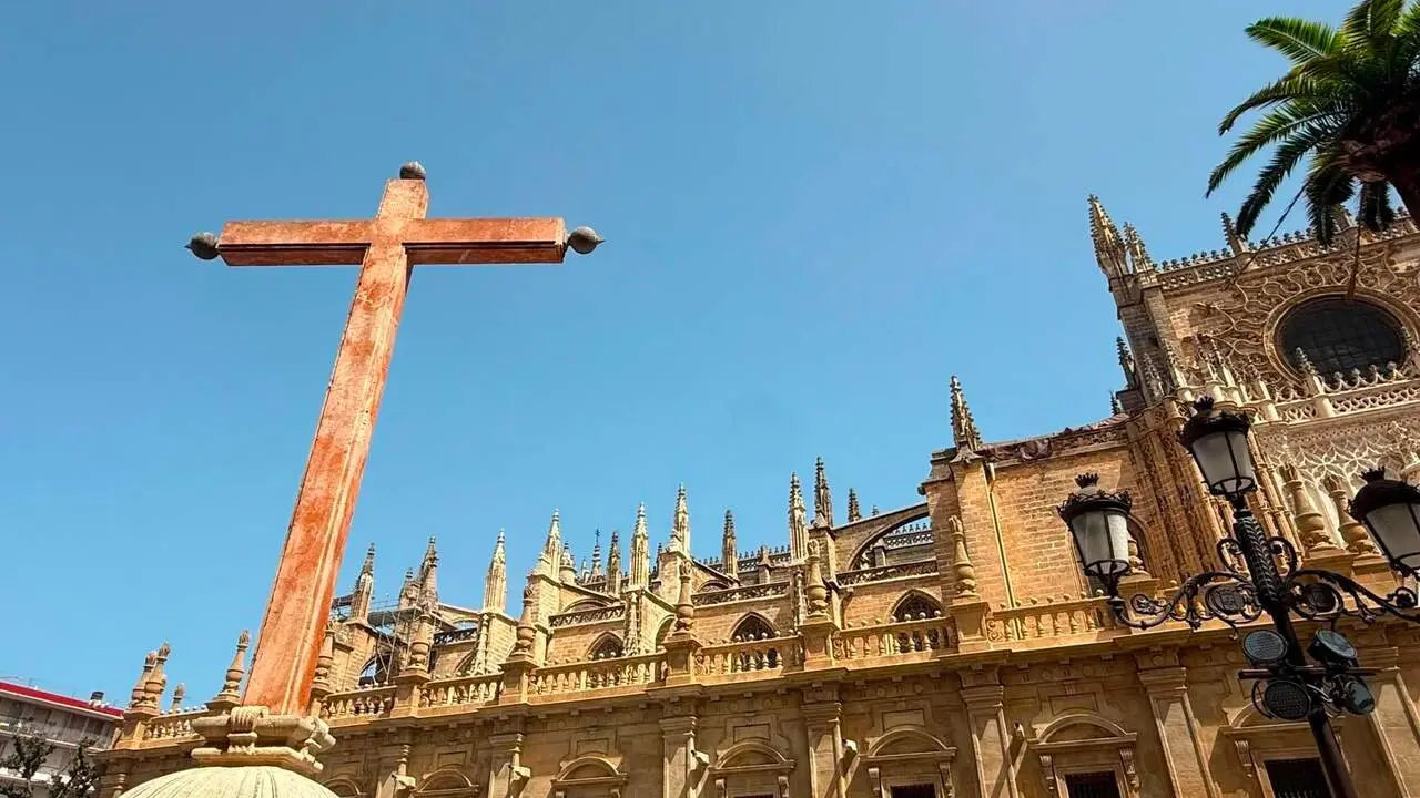  La Cruz de los Juramentos del Archivo de Indias recupera su tono rojizo original. | AYTO 