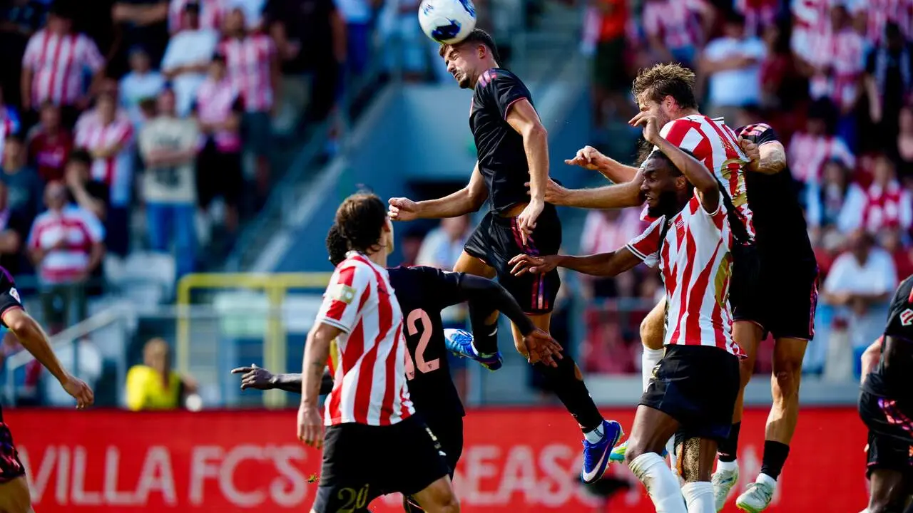  Kike Salas remata de cabeza ante el KS Cracovia. | SFC 