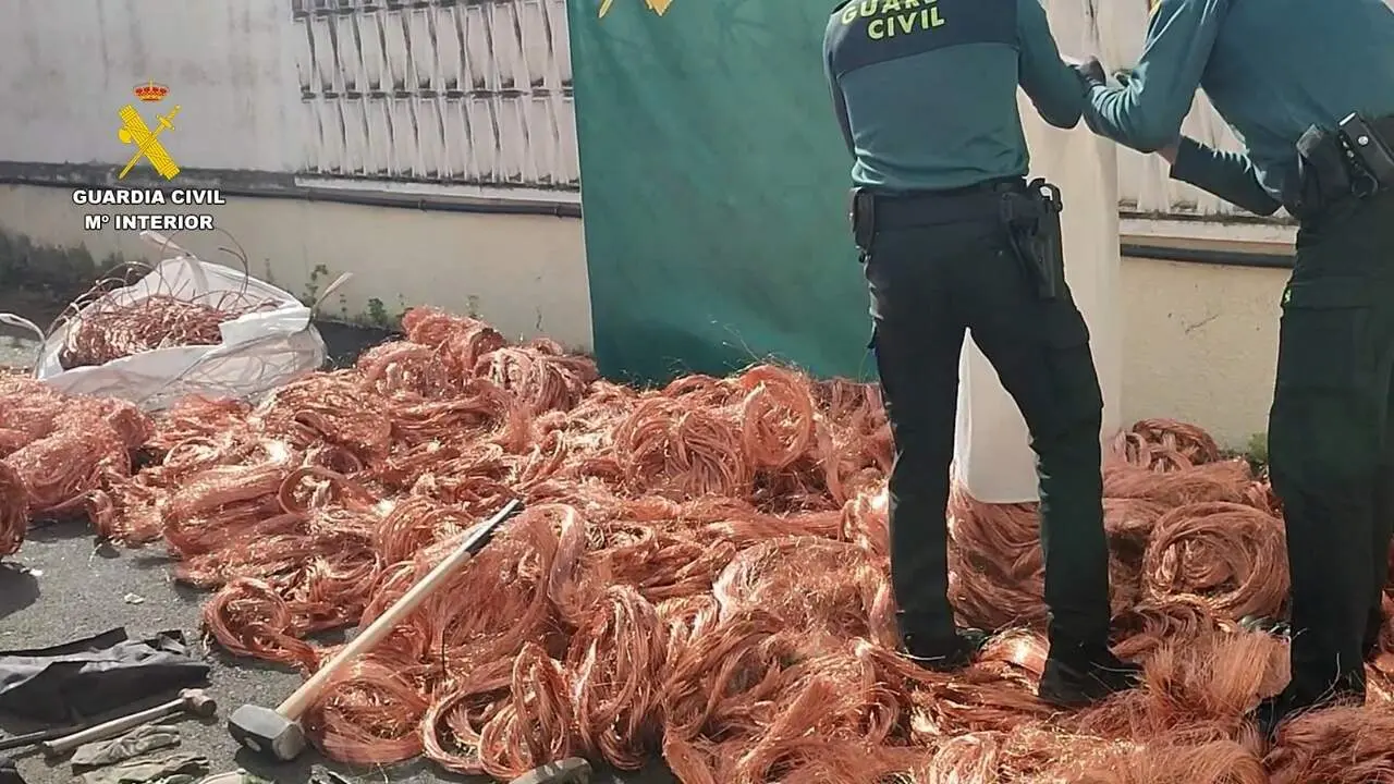  Recuperadas dos toneladas de cobre y 250 kilos de cable solar esta&ntilde;ado en una operaci&oacute;n de la Guardia Civil con cuatro detenidos. | Guardia Civil 