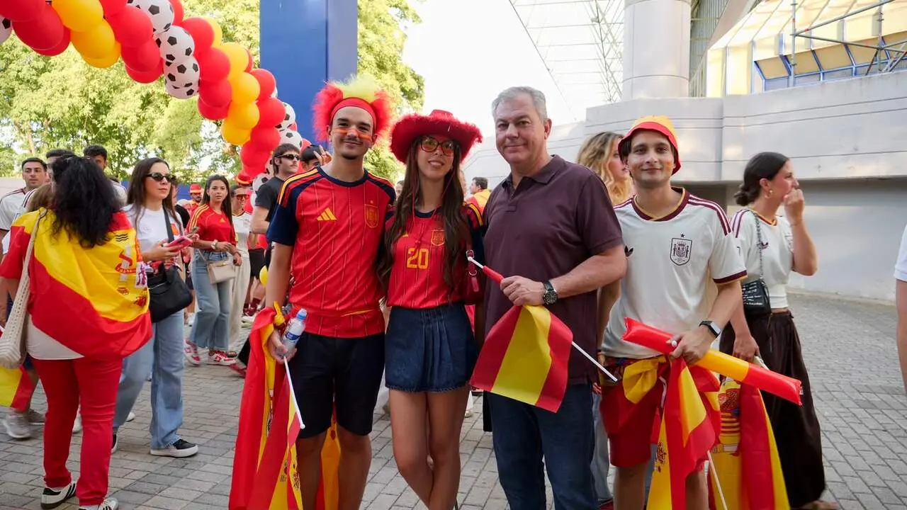  El alcalde con aficionados en la celebraci&oacute;n de la final del Mundial. | AYTO 