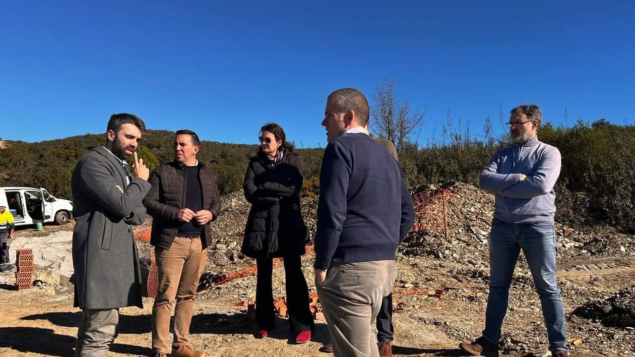  El diputado provincial del &Aacute;rea de Servicios P&uacute;blicos Supramunicipales, Gonzalo Dom&iacute;nguez, visita uno de los caminos rurales da&ntilde;ados por el tren de borrascas |&nbsp;DIPUTACI&Oacute;N DE SEVILLA 