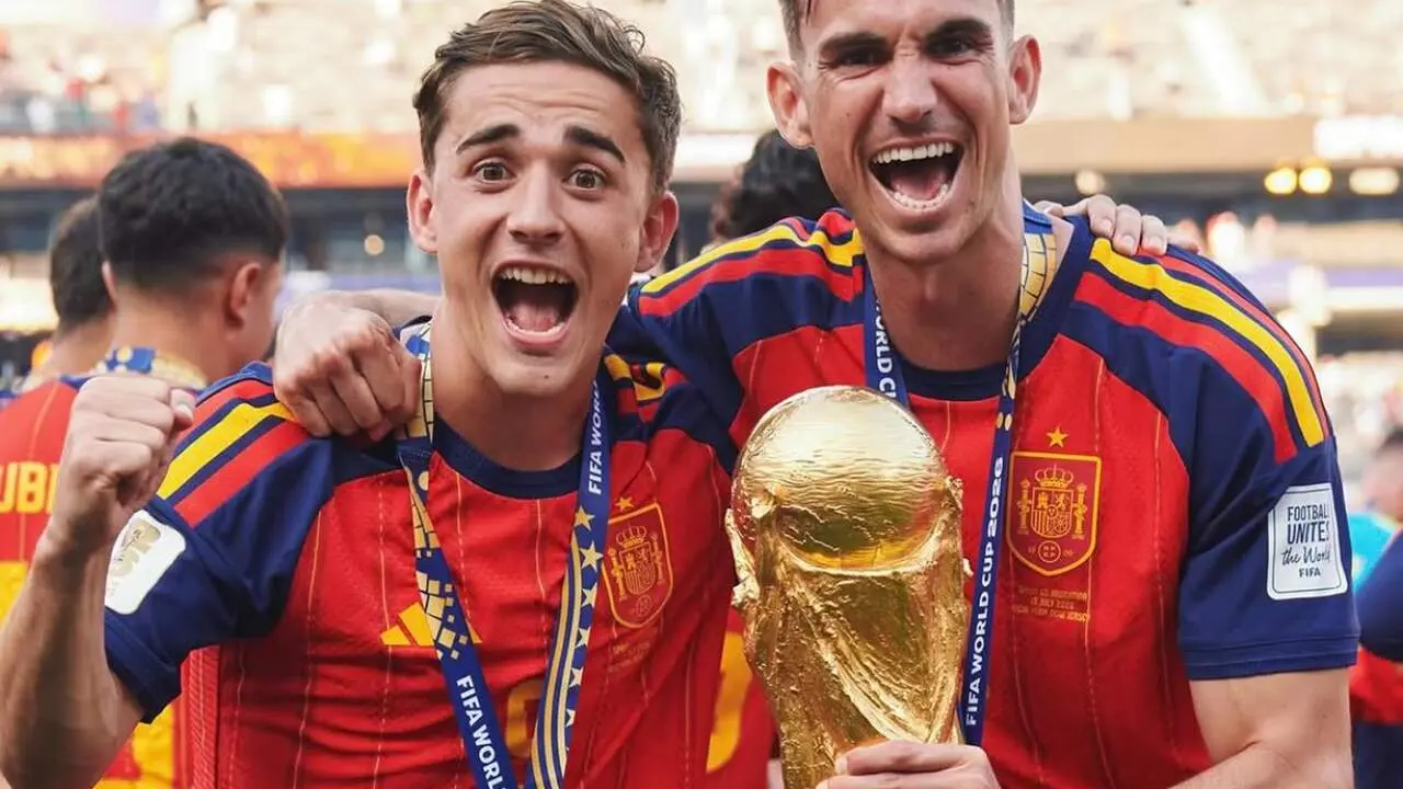  Gavi y Fabi&aacute;n celebran tras proclamarse campeones del mundo. | @fabianruiz52 