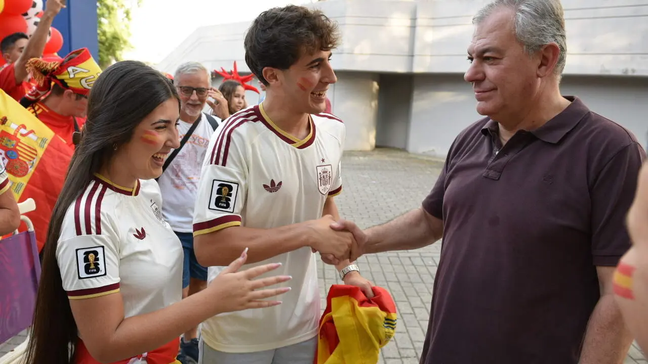  Jos&eacute; Luis Sanz saluda a aficionados presentes en el Centro Deportivo San Pablo. | AYTO 