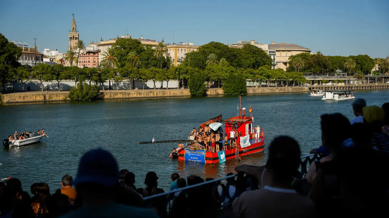  La cuca&ntilde;a, una de las tradiciones m&aacute;s reconocibles de la Vel&aacute; de Triana. | Archivo 