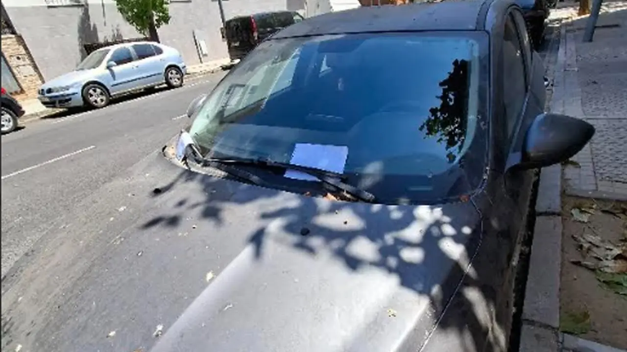  El coche de Los Bermejales con el cartel de aviso. | MJF 