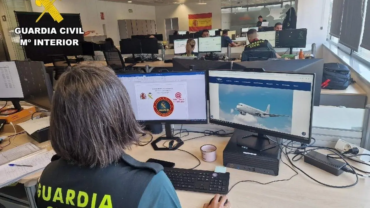  Una agente de la unidad de ciberdelincuencia de la Guardia Civil. | DGGC 