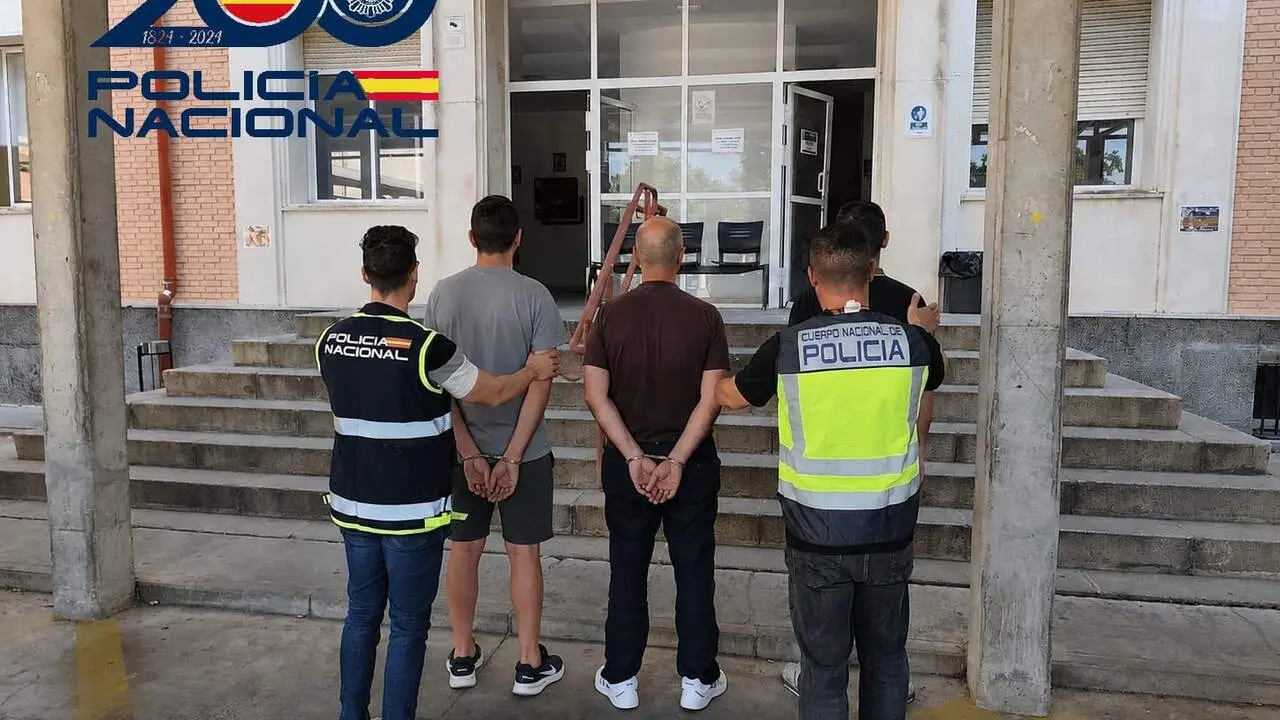  Agentes de Polic&iacute;a Nacional con los tres detenidos por robos en domicilios |&nbsp;POLIC&Iacute;A NACIONAL 