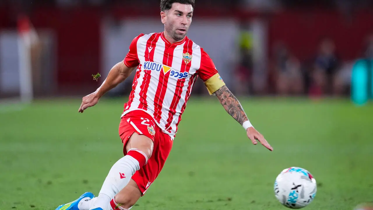  Adri&aacute;n Embarba da un pase en su &uacute;ltimo partido con la UD Almer&iacute;a. | Archivo/EP 