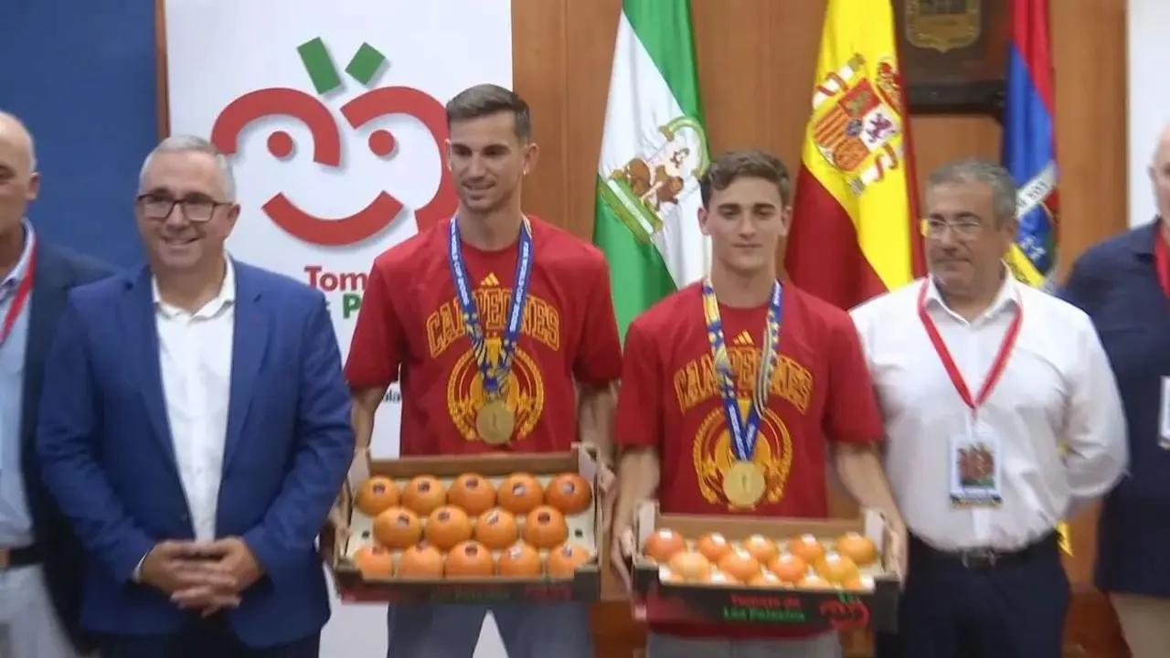  Fabian y Gavi reciben su peso en kilos de tomate de Los Palacios. 