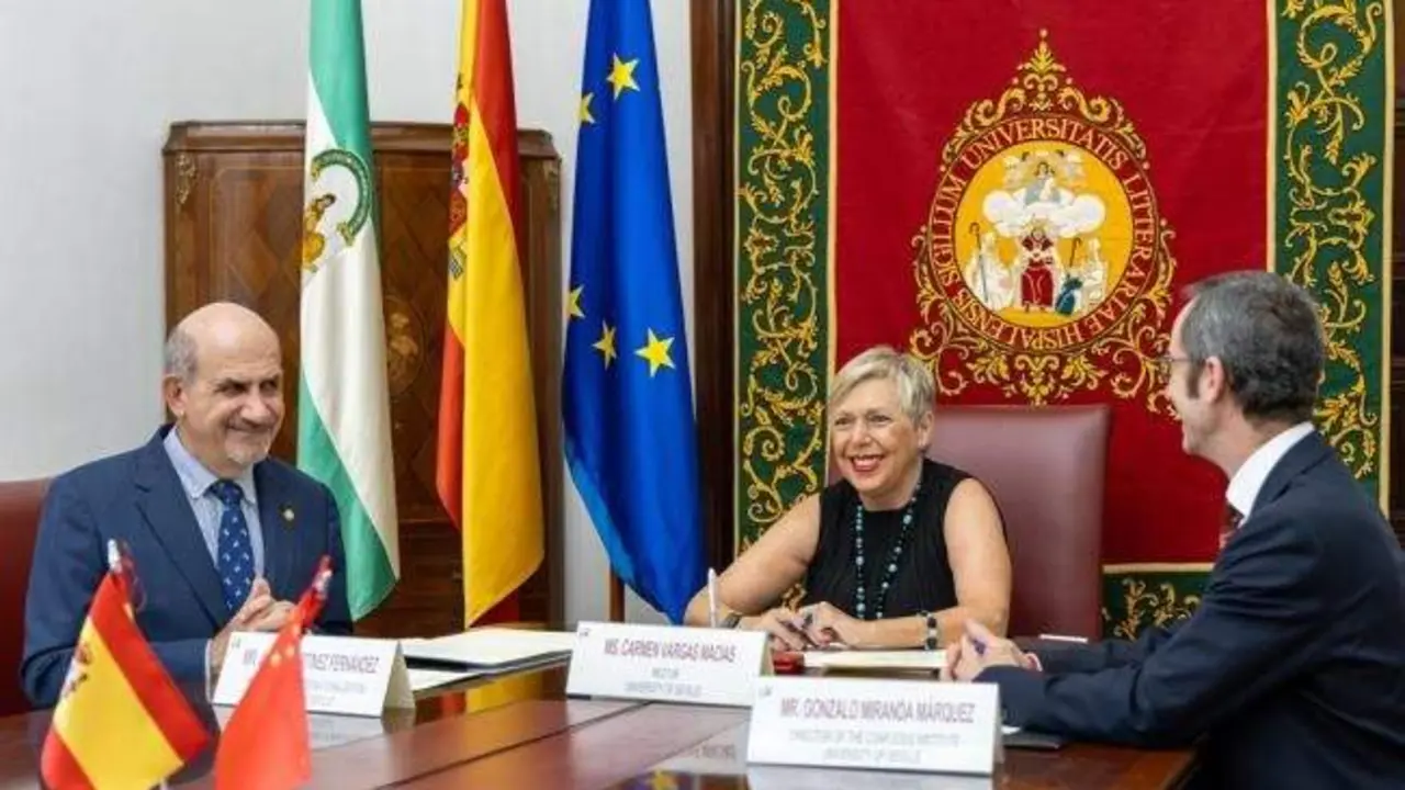  La rectora de la Universidad de Sevilla, Carmen Vargas; el vicerrector de Internacionalizaci&oacute;n, Juli&aacute;n Mart&iacute;nez y el director del Instituto Confucio, Gonzalo Miranda, acuden a la firma del acuerdo de cooperaci&oacute;n con instituciones educativas chinas |&nbsp;UNIVERSIDAD DE SEVILLA 