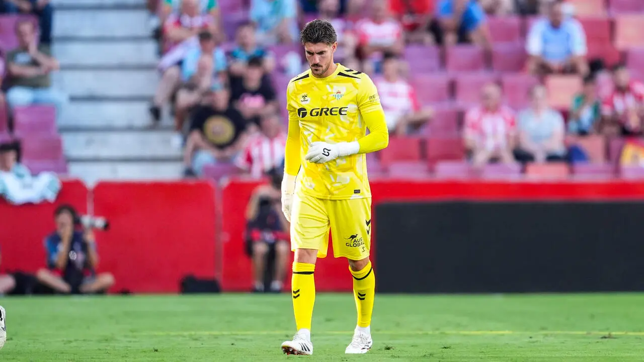 Diego Conde abandona el terreno de juego tras su choque con Diego Llorente. | EP 