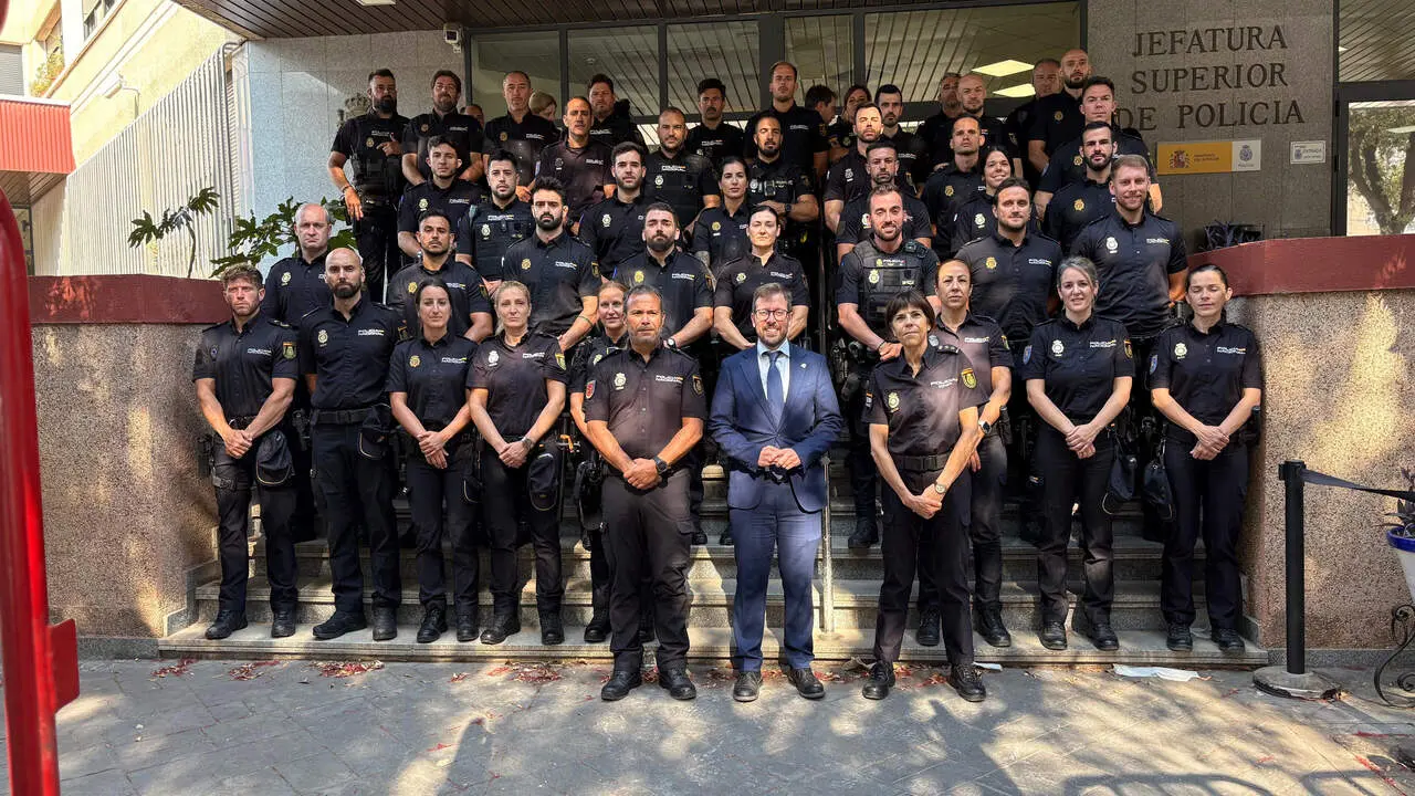  El subdelegado del Gobierno de Espa&ntilde;a en Sevilla, Francisco Toscano, con los nuevos agentes de Polic&iacute;a Nacional de la provincia |&nbsp;POLIC&Iacute;A NACIONAL 