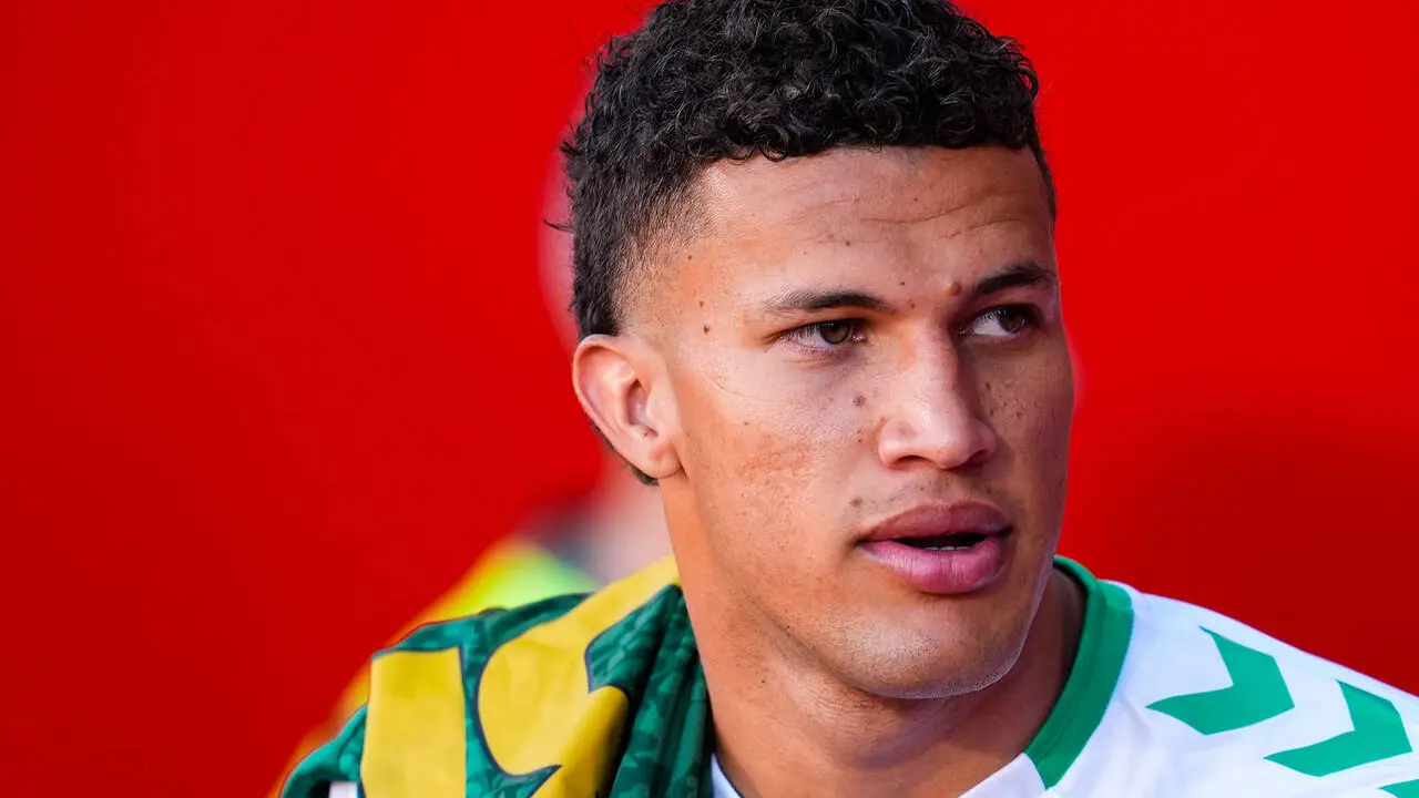  Nelson Deossa calienta en el Estadio Nuevo Los C&aacute;rmenes. | EP 