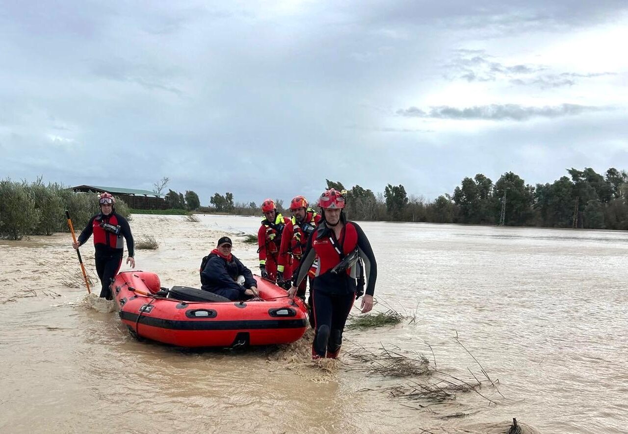 Actuación de los Bomberos del Consorcio en el río Genil en Écija. | DIPU