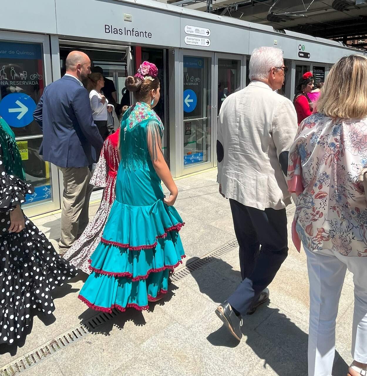 EuropaPress_7445633_mujeres_vestidas_flamenca_junto_estaciones_metro_sevilla