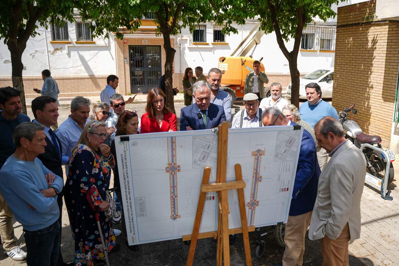 El alcalde con los vecinos durante la explicación de las sobras. | Ayto